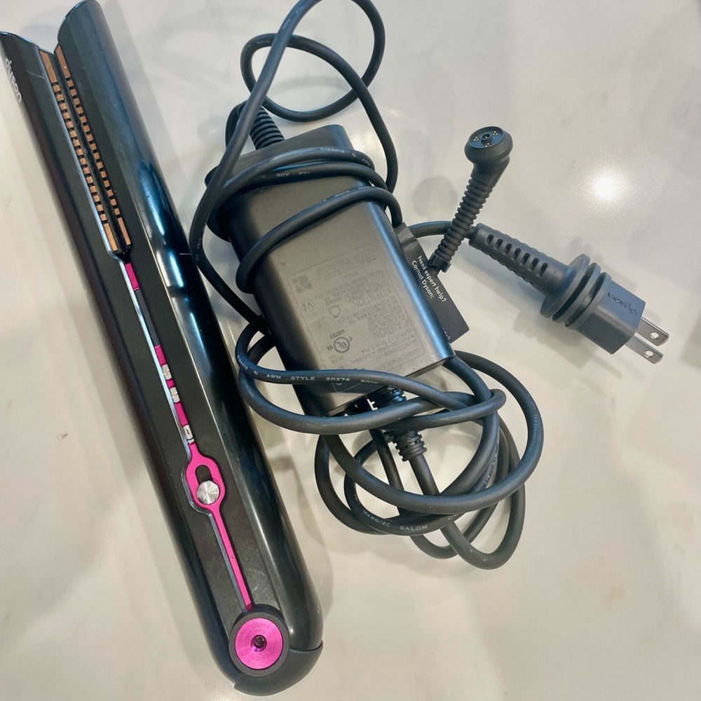 Dyson hair straightener. Works perfectly. Comes with straightener and charger.